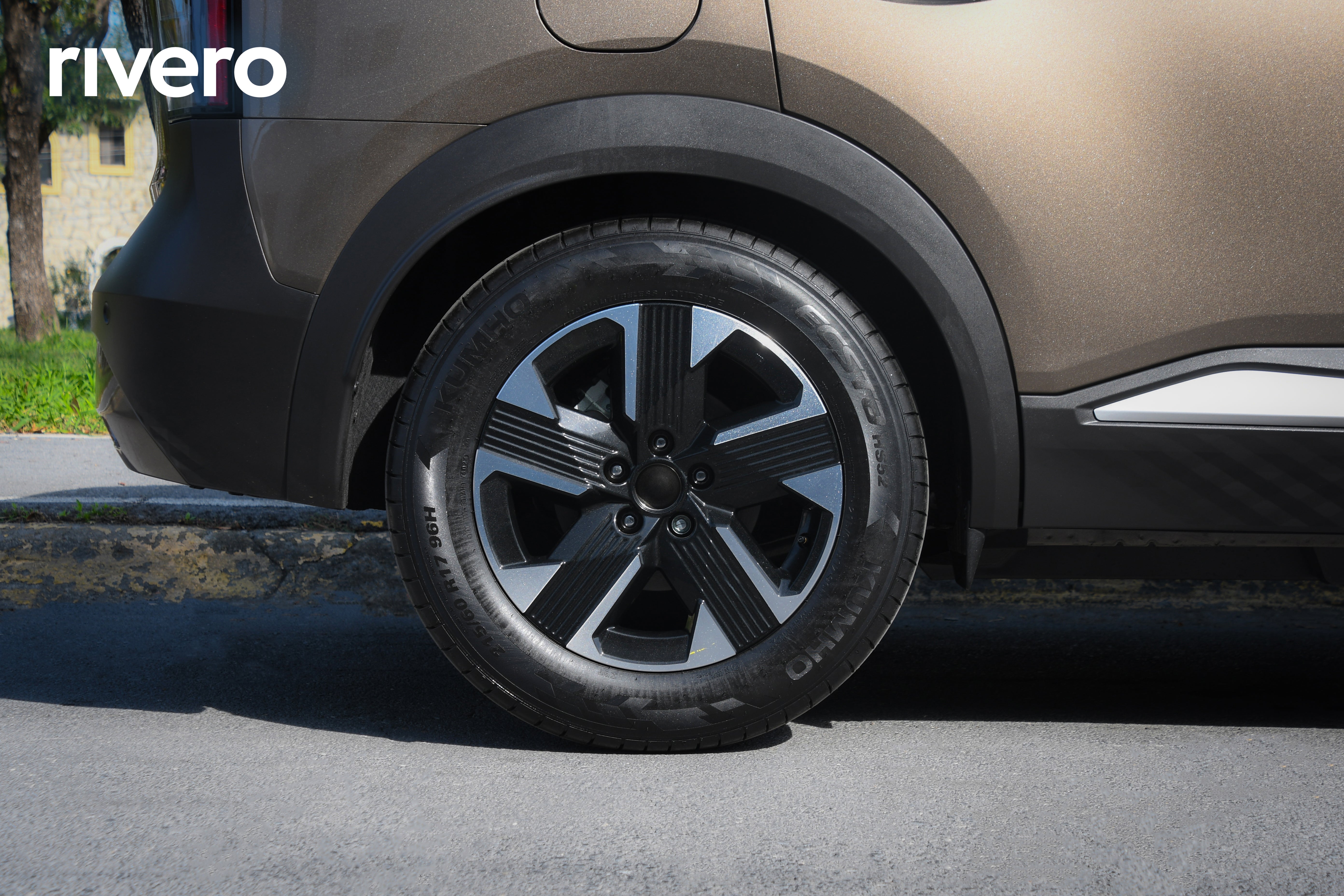 2026 Nissan KICKS PLATINUM CVT